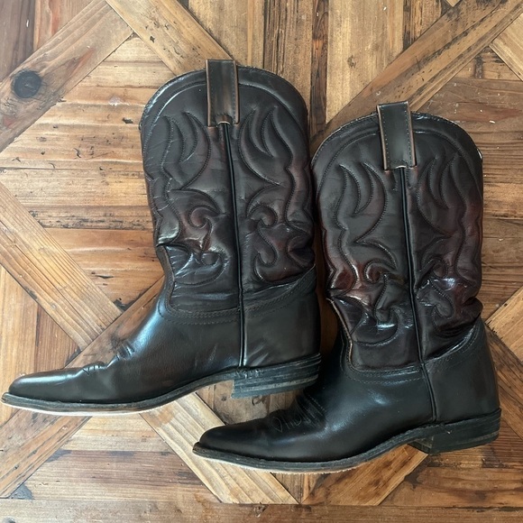 Beautiful Cowboy Boots made in Canada - Picture 3 of 6